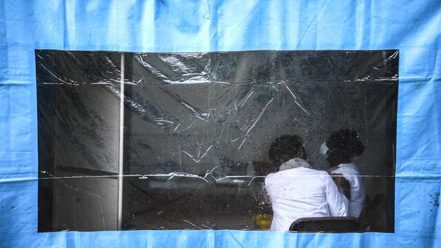 Aplican vacuna de Pfizer