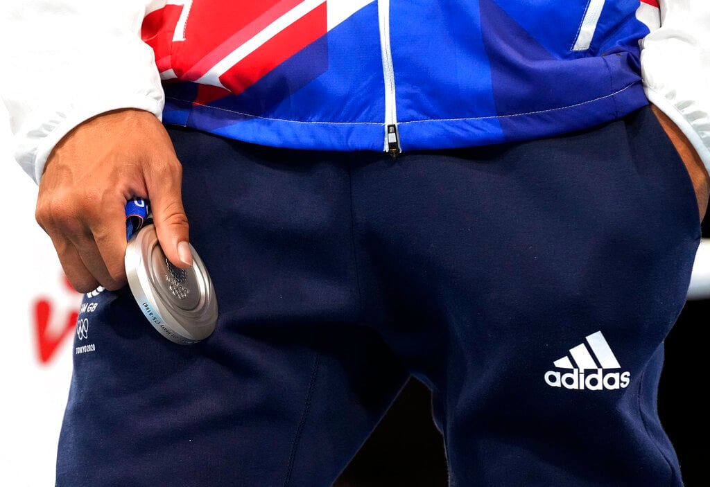 Benjamin Whittaker rechaza medalla de plata.