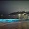 Sin turistas, playa de Puerto Marqués se llena de bioluminiscencia