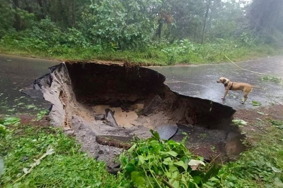 Claudia Sheinbaum y Alejandro Armenta coordinan apoyo a familias afectadas por lluvias en la Sierra Norte de Puebla.