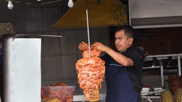Un taquero prepara la carne al pastor en una taquería de la alcaldía Gustavo A. Madero