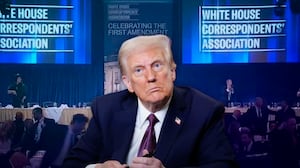 Alarma durante cena anual de Trump con corresponsales