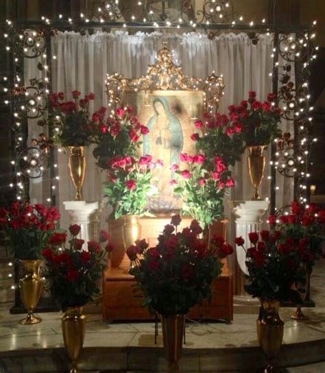 Altar con rojas rojas y luces blanca para la Virgen de Guadalupe