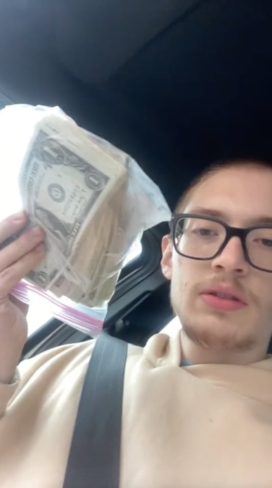 Mc Donald's le da por error una bolsa con dinero en lugar de su desayuno