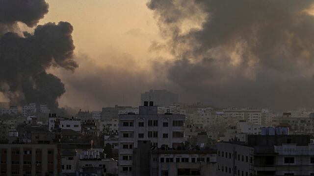 Columnas de humo sobre la ciudad de Gaza, tras un bombardeo israelí.