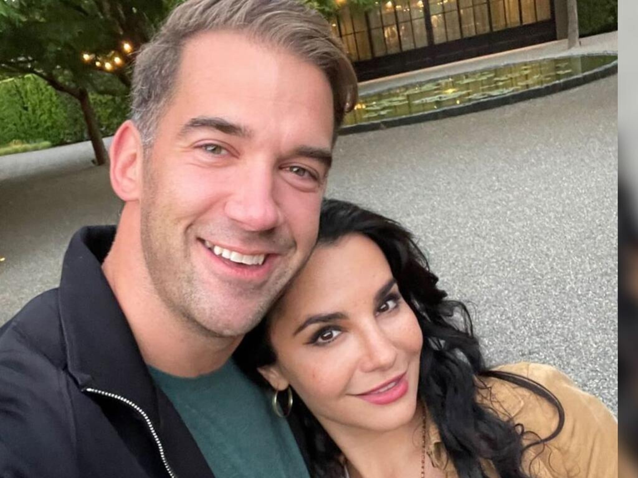 Lewis Howes y Martha Higareda.