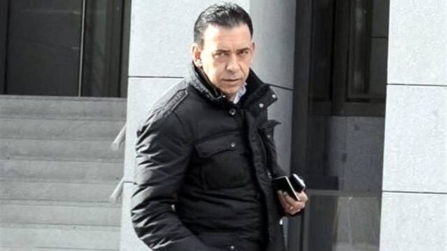 Humberto Moreira al momento de recoger su pasaporte en España.