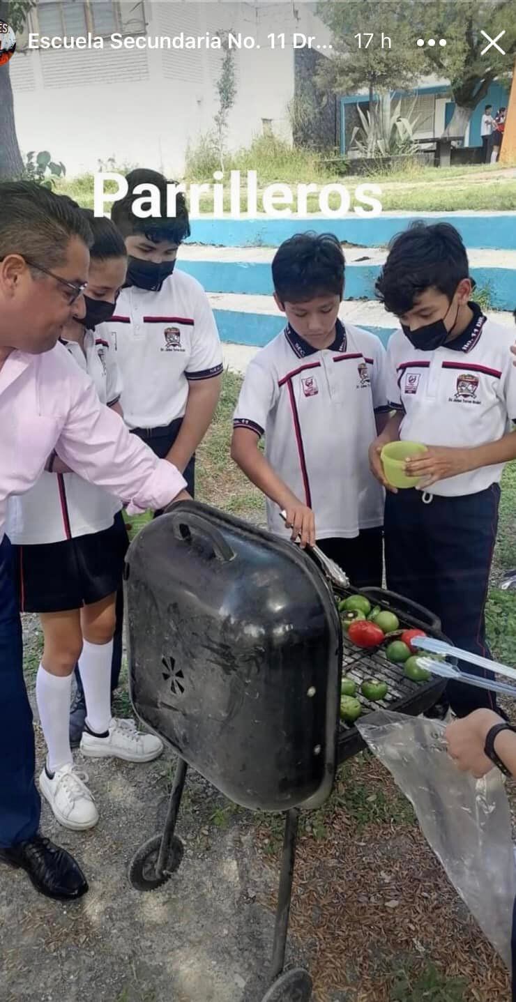 Alumnos toman taller de carne asada en Monterrey.