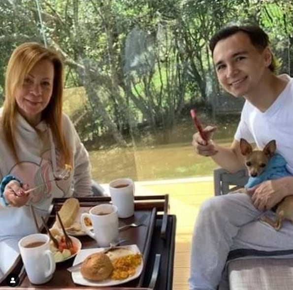 Mauricio Leal y su mamá