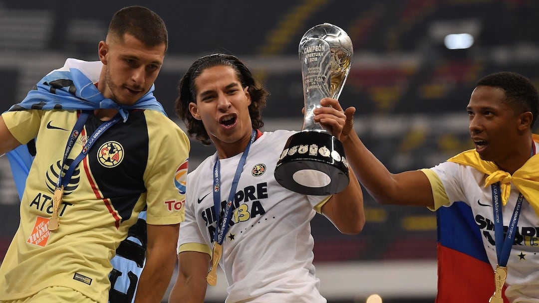 Diego Lainez alza la copa del Apertura 2018.