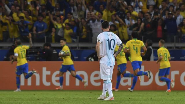 Messi ve a los brasileños celebrar el triunfo en la semifinal