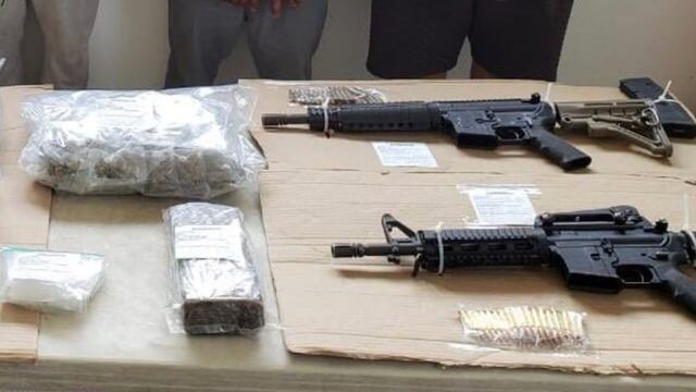 Los sujetos llevaban armas y droga.