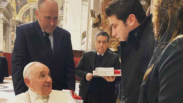 Samuel García visita al Papa Francisco y lo invita a visitar México.