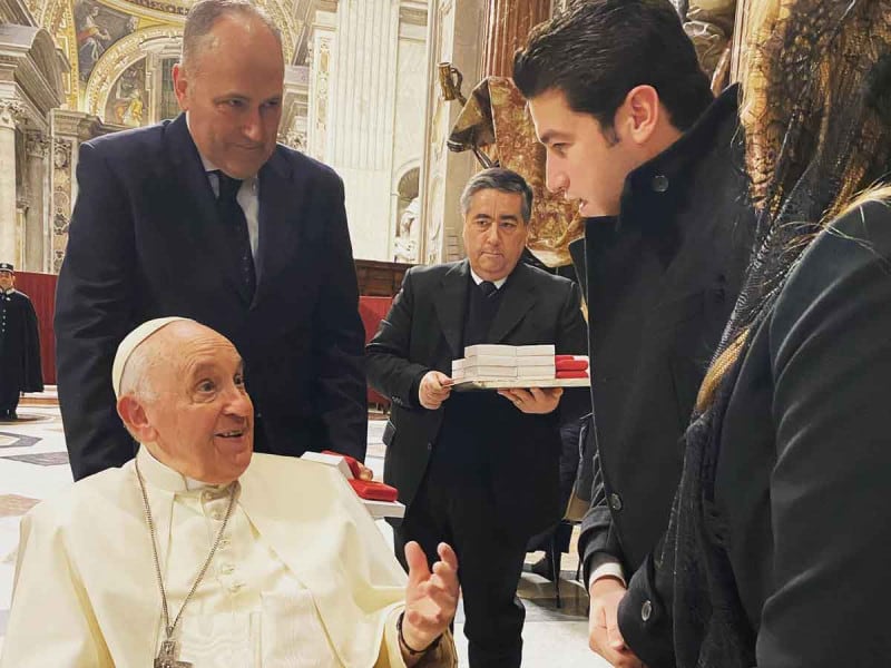 Samuel García visita al Papa Francisco y lo invita a visitar México.
