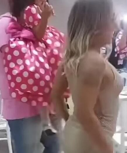 Mamá perrea en el cumpleaños de su hija