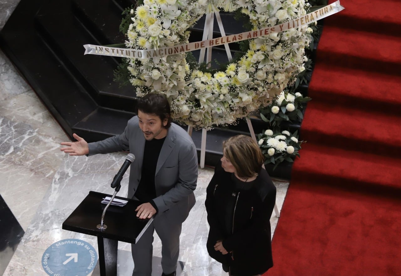 Diego Luna se despide de su padre en el Palacio de Bellas Artes