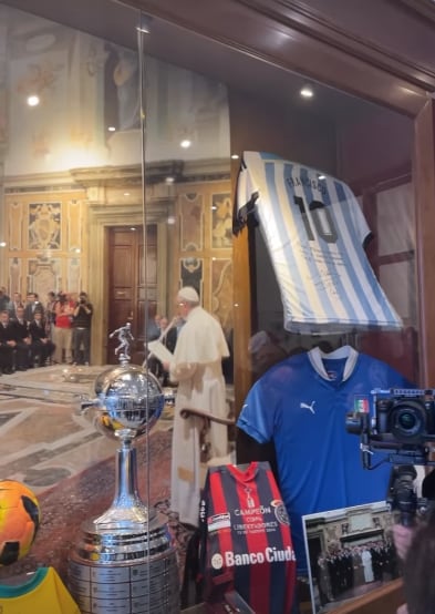 Vitrina de los recuerdos del fútbol del Papa Francisco