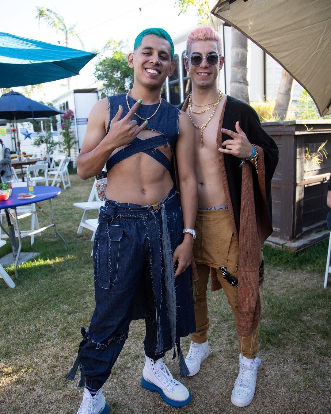 Jhonny Caz y su prometido Jonathan Bencomo en Coachella.