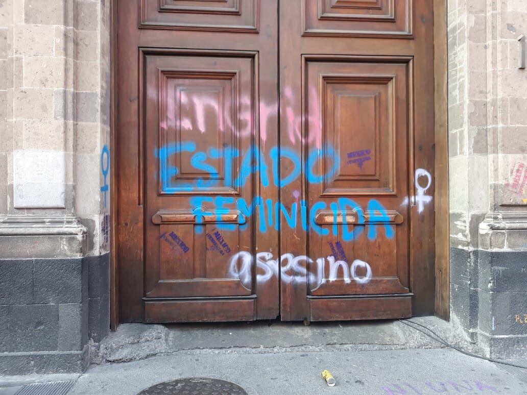 "Estado feminicida" en puerta de Palacio Nacional.