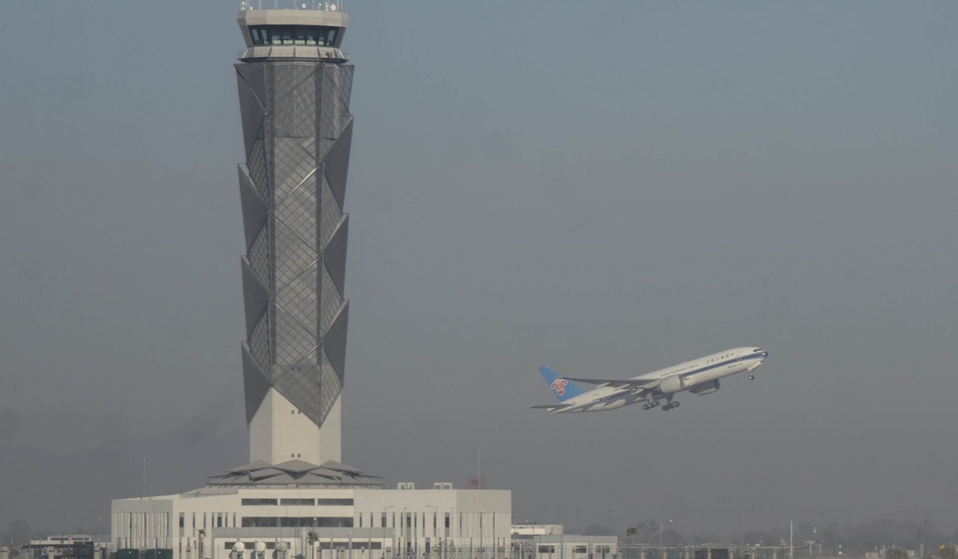 Un vuelo de carga chino despega desde una de las pistas del Aeropuerto Internacional Felipe Ángeles