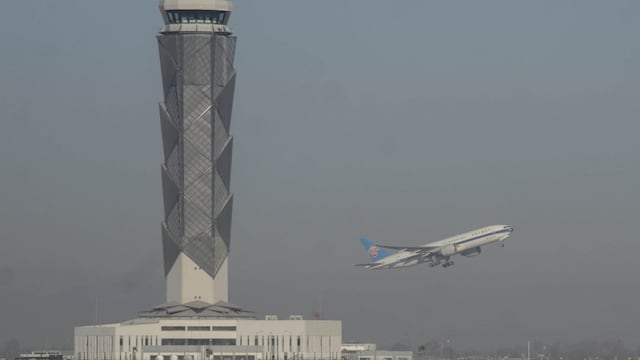 Un vuelo de carga chino despega desde una de las pistas del Aeropuerto Internacional Felipe Ángeles