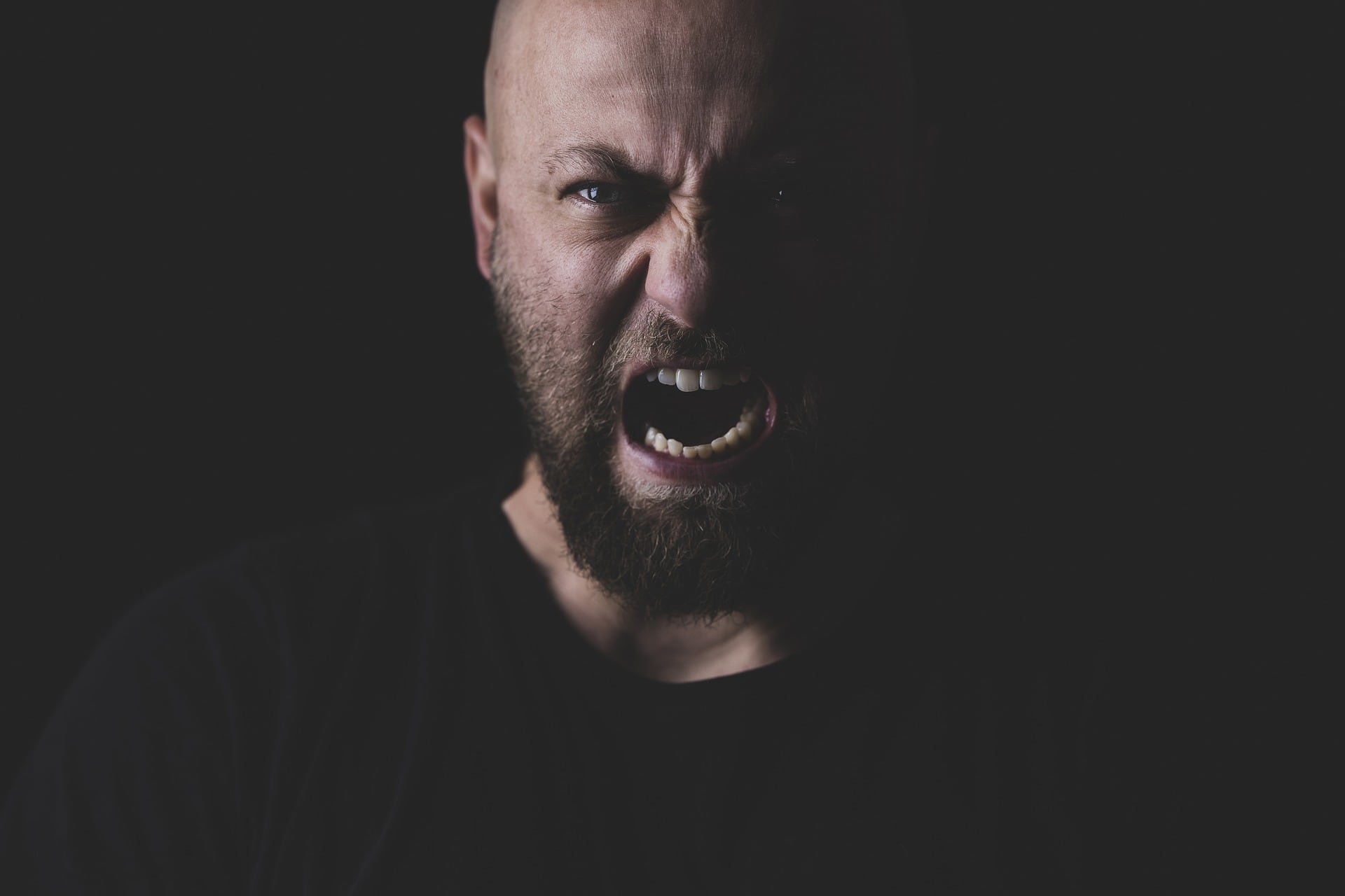 Hombre calvo gritando