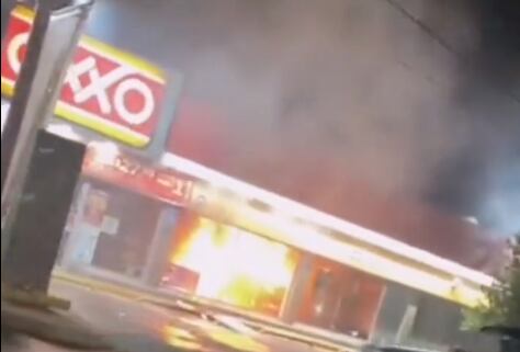 Queman tiendas Oxxo en Guanajuato