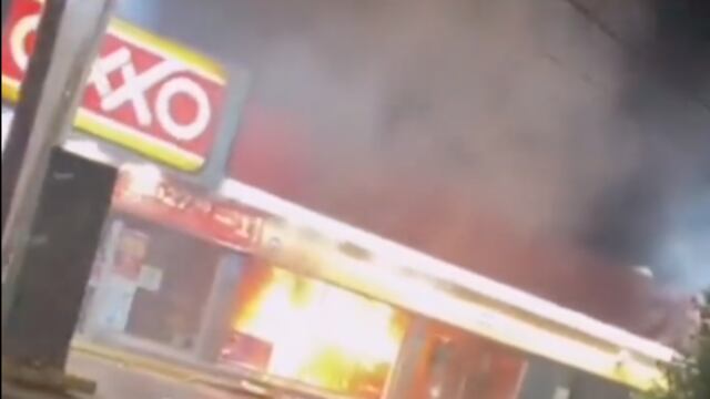 Queman tiendas Oxxo en Guanajuato