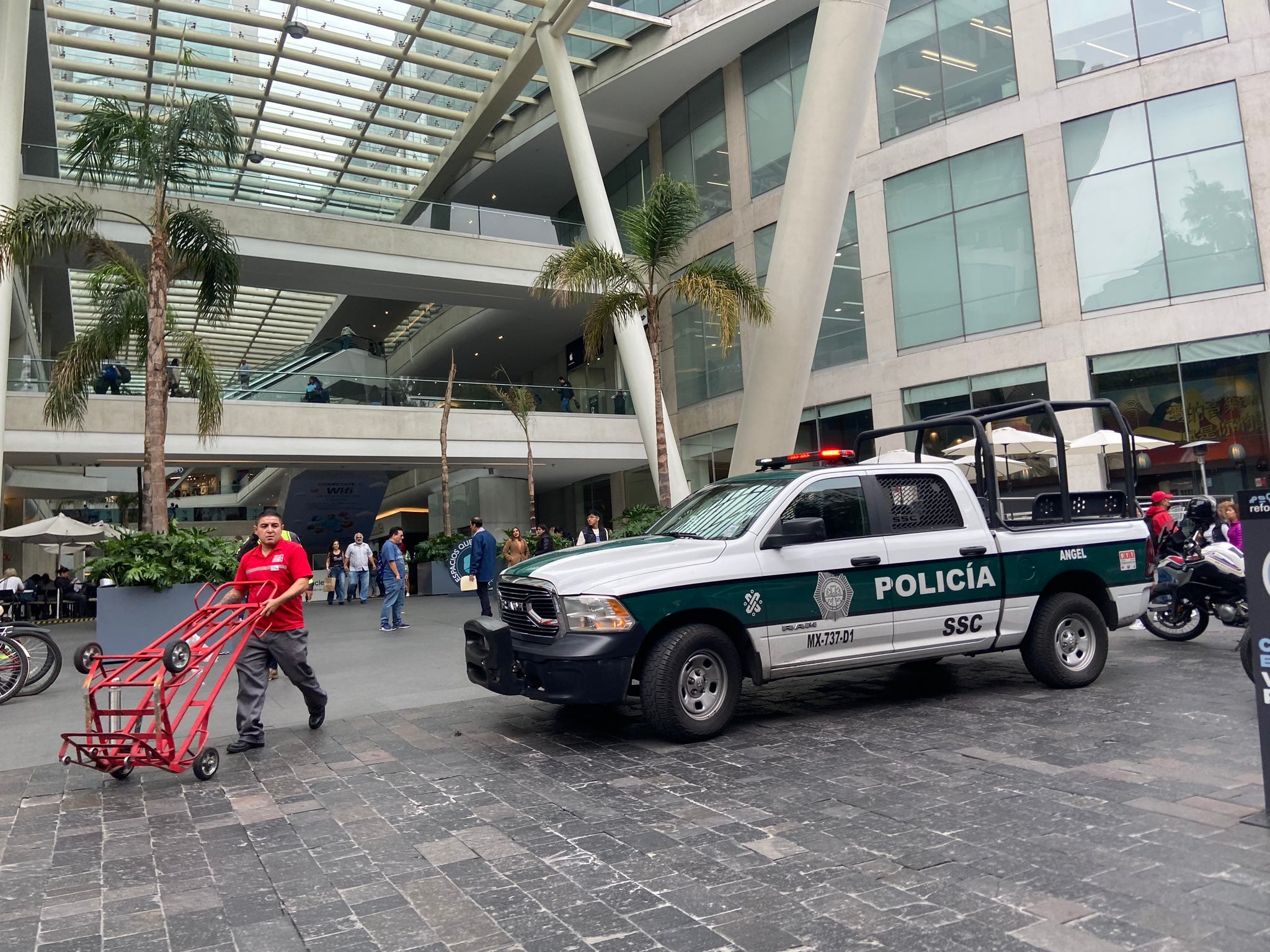 Muere hombre en Reforma 222 al caer del tercer pisos