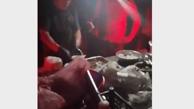 El dueño del establecimiento Birriería Azteca regaló tacos a bomberos y militares.