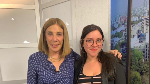 Estefanía Veloz junto a la periodista Sabina Berman.