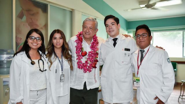 El presidente López Obrador de visita en un hospital