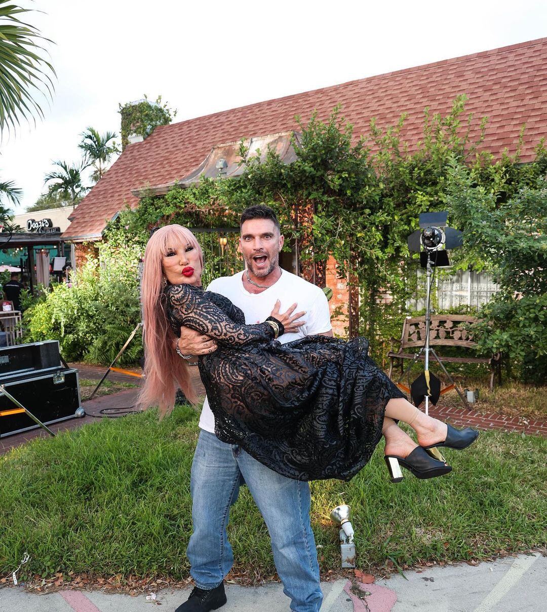 Julián Gil y Lyn May junto en la película "Cerdo"