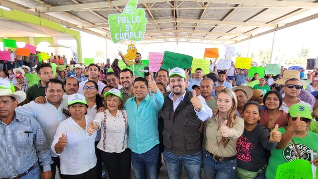 Ricardo Gallardo (centro, izquierda)
