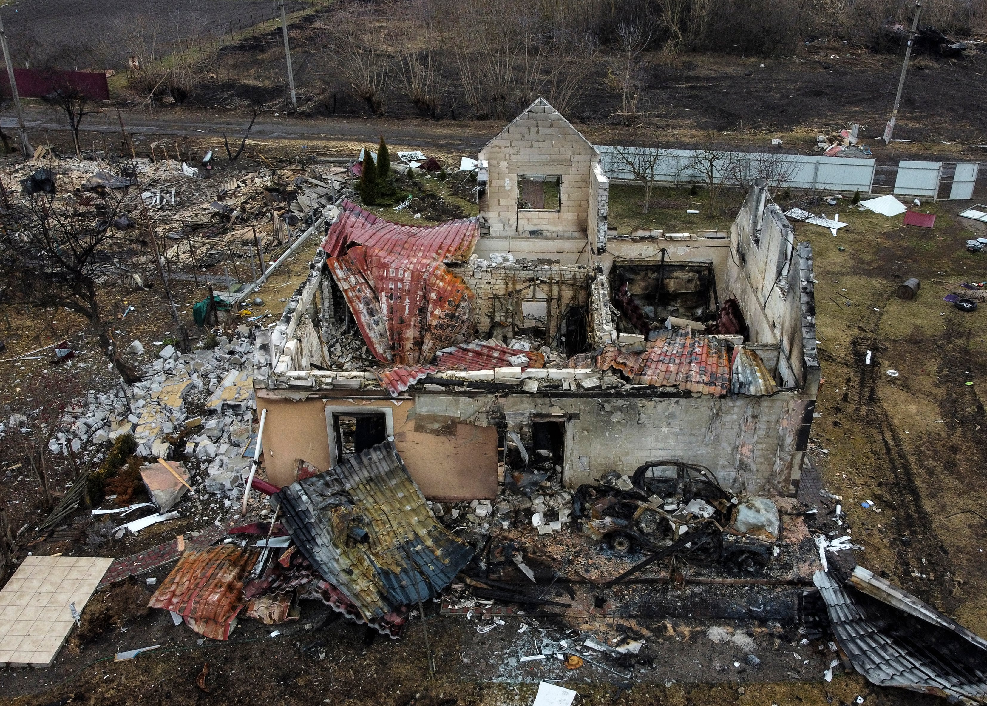 Casa destruida por la guerra entre rusia y ucrania en Lukianivka, cerca de Kiev/AFP