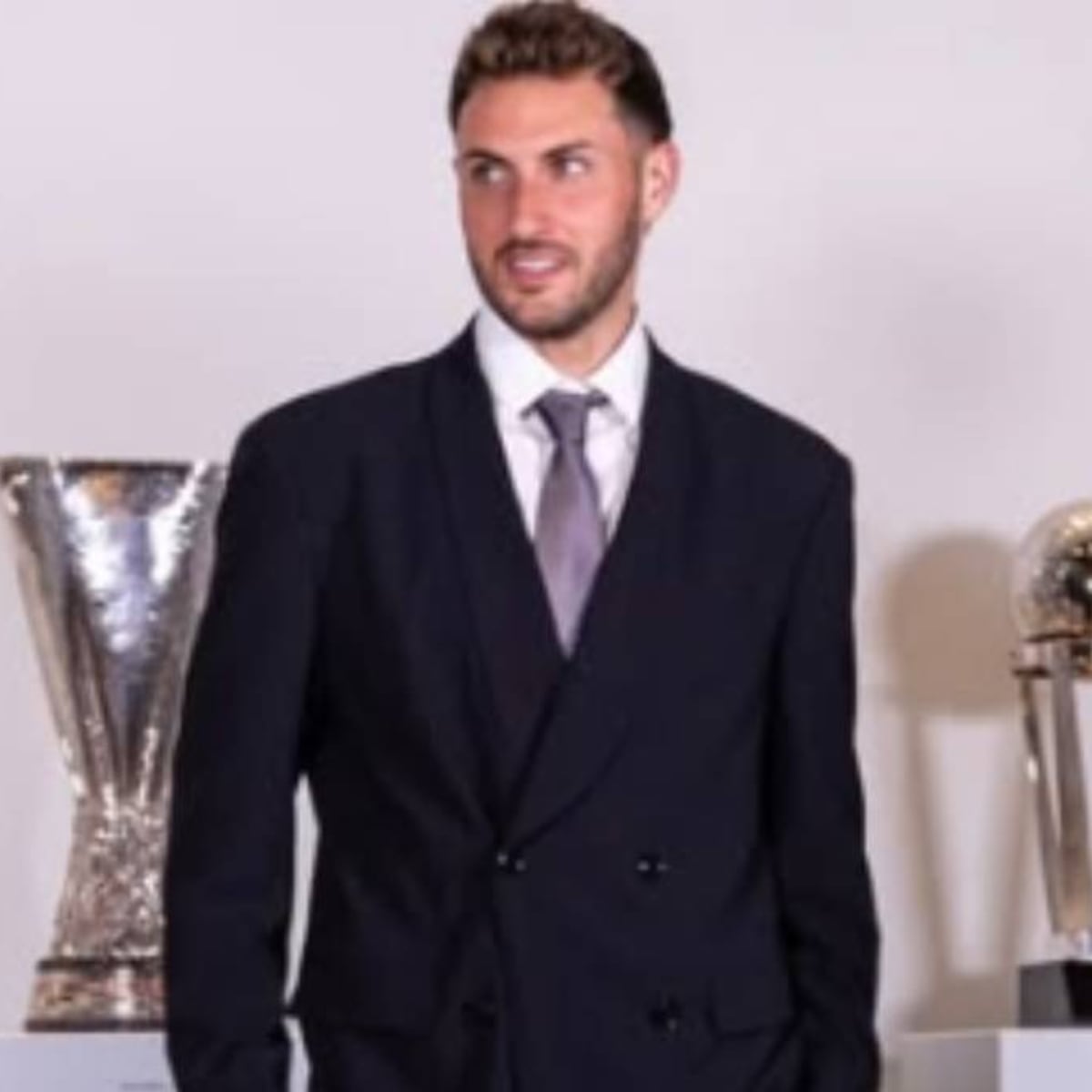 Santiago Giménez inicia su etapa con el Porto vestido de Armani
