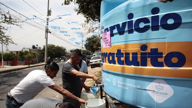 Reparto de agua en pipas.