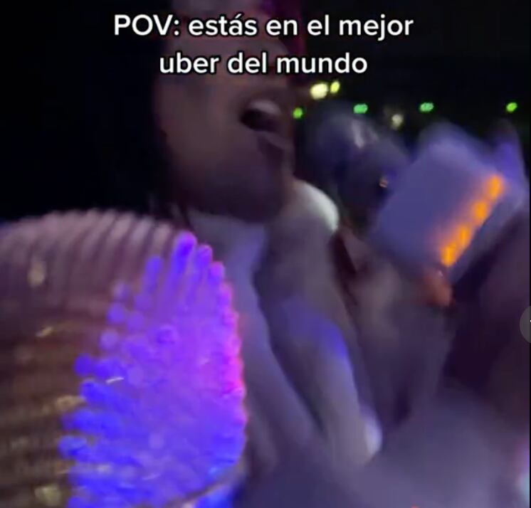 Taxi que lleva un karaoke dentro