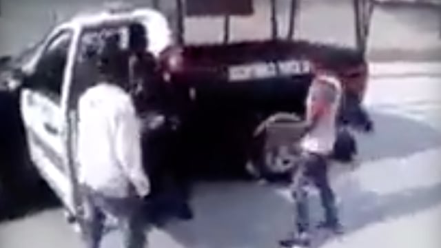 Los sujetos arremetieron en contra de los elementos municipales.