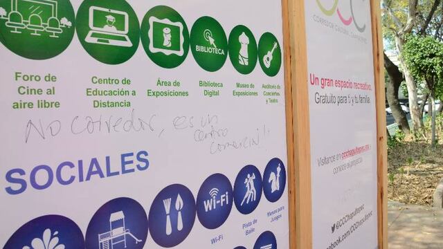 IEDF reparte propaganda sobre los pros y contras del Corredor Cultural Chapultepec.