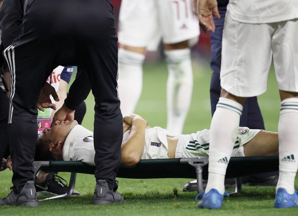 Hirving Lozano es retirado en camilla