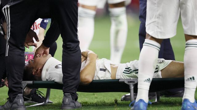 Hirving Lozano es retirado en camilla