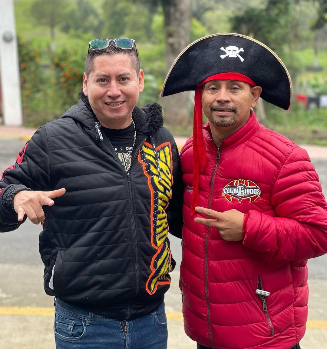Richard TV y el líder de Sonido Pirata.