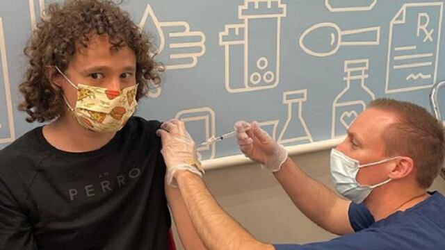 Luisito Comunica se vacuna contra el Covid-19