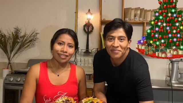 Yalitza Aparicio prepara pastel de frutas para Navidad