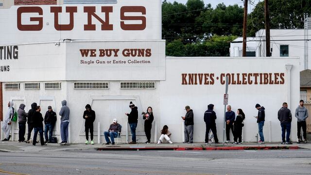 Decenas de personas se aglomeran para entrar a una tienda de armas en California.