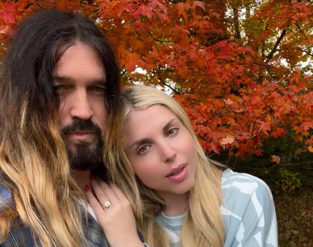 Billy Ray Cyrus es criticado por andar con una mujer más joven que su hija Miley Cyrus