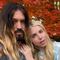 Billy Ray Cyrus es criticado por andar con una mujer más joven que su hija Miley Cyrus