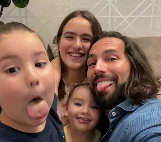 Poncho De Nigris y sus tres hijos