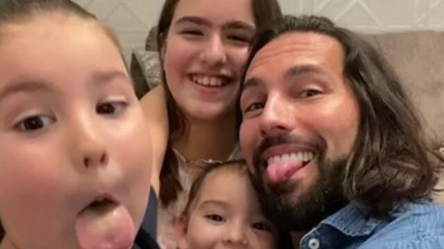 Poncho De Nigris y sus tres hijos